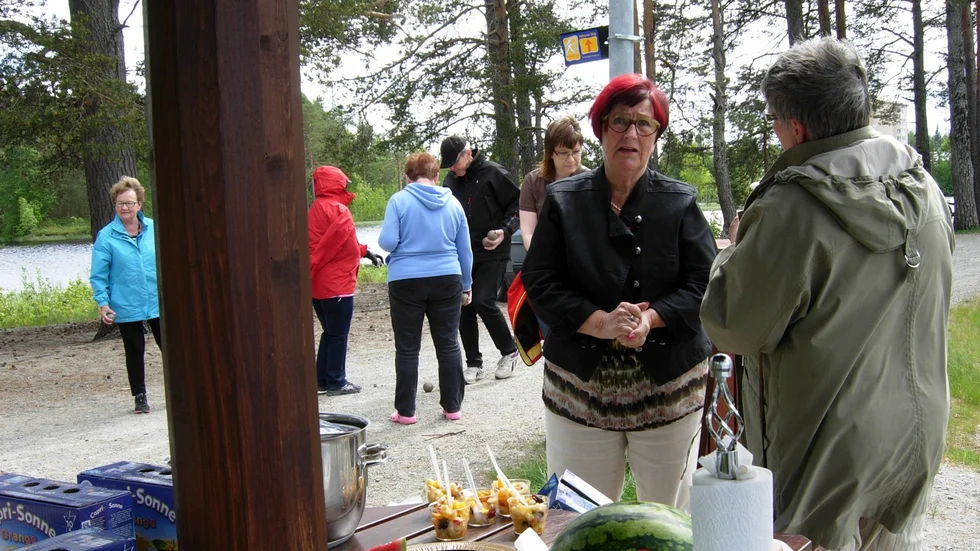 På Hawaiiudden. Folkhälsorådets ordförande Marika Lindgren i samspråk med en deltagare.