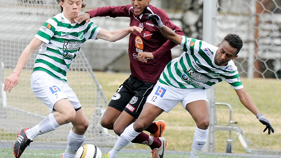 Matchvinnare. Yared (t h) gjorde Moröns mål. Hår får han hjälp av Nils Lundmark i en närkamp med Tegs Samuel Ketema. Foto: Roine Sandlén