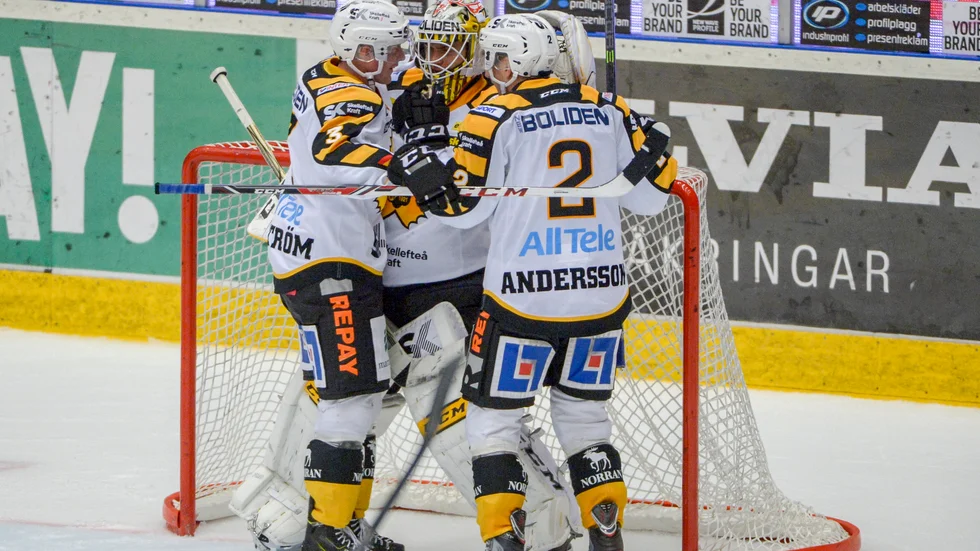 Imponerande. Niclas Burström och Erik Andersson tackar Markus Svensson efter en perfekt genomförd bortamatch av laget.