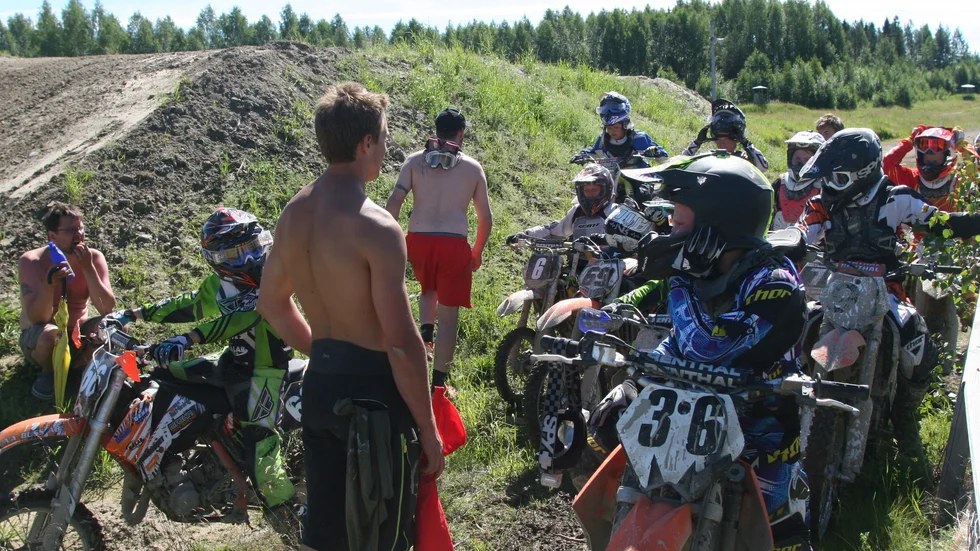 Instruerar. Tränaren Andreas Higgins uppmanar sina adepter att fokusera på att ha rätt position på motorcykeln för att bli både säkrare och snabbare på banan.