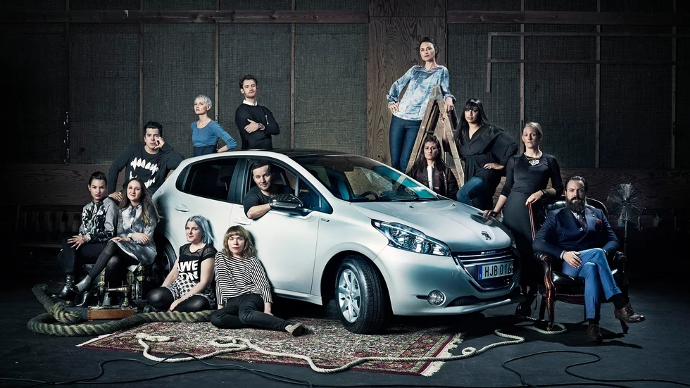 Team. Tolv unga modeskapare ingår i Svenska Moderådet projekt Swedish Fashion Talents som sponsras av Peugeot. Mirja Rosendahl från Arjeplog ingår och sitter i mitten, framför Peugeotens framdörr.