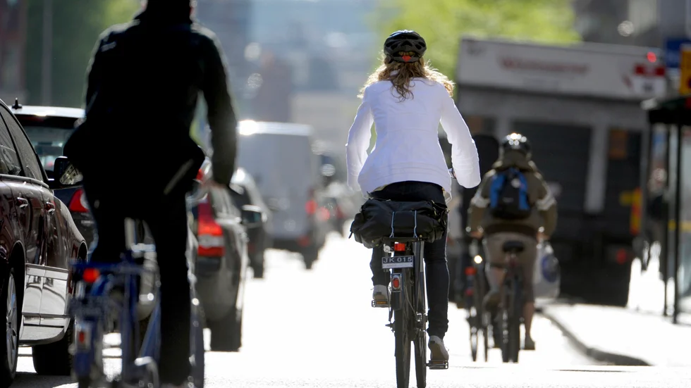 På med hjälmen! Landstinget vill få västerbottningar att ta på sig cykelhjälm.