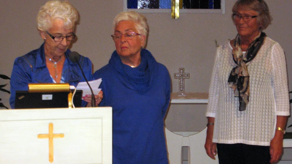 Överräckte present. Ordförande i Skellefteå Demensförening Sigrid Burlin tackade Stina-Clara Hjulström och Anita Landén för besöket.