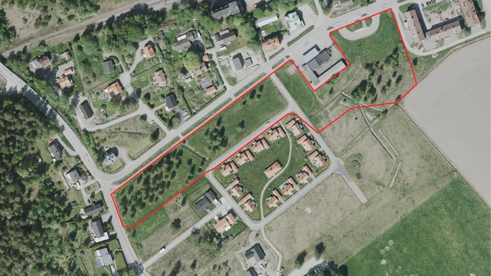 Inom det röda området vill kommunen se nya bostäder. Därför planerar man försäljning av marken.