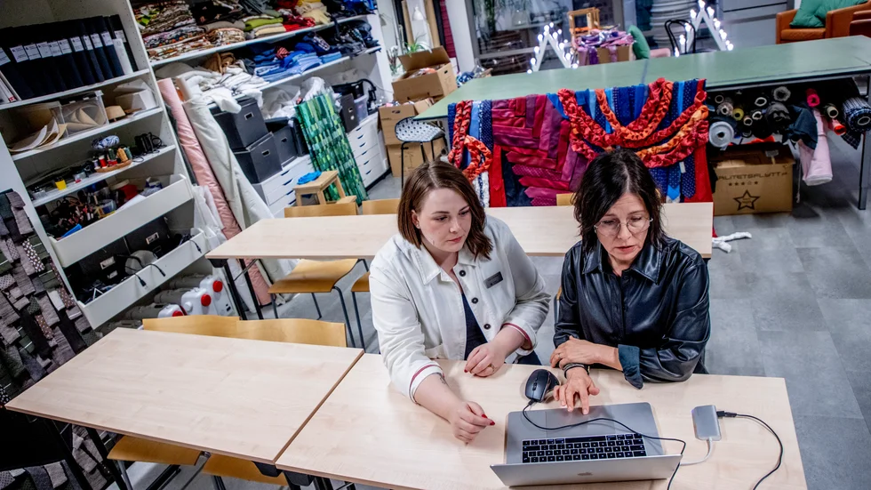 Att skissa plagg i 3D på datorn gör att man slipper sy upp provmodeller. Ingrid Grankvist (till vänster) som är lärare på utbildningen cirkulär designer tittar på Helena Lumijärvis skisser.