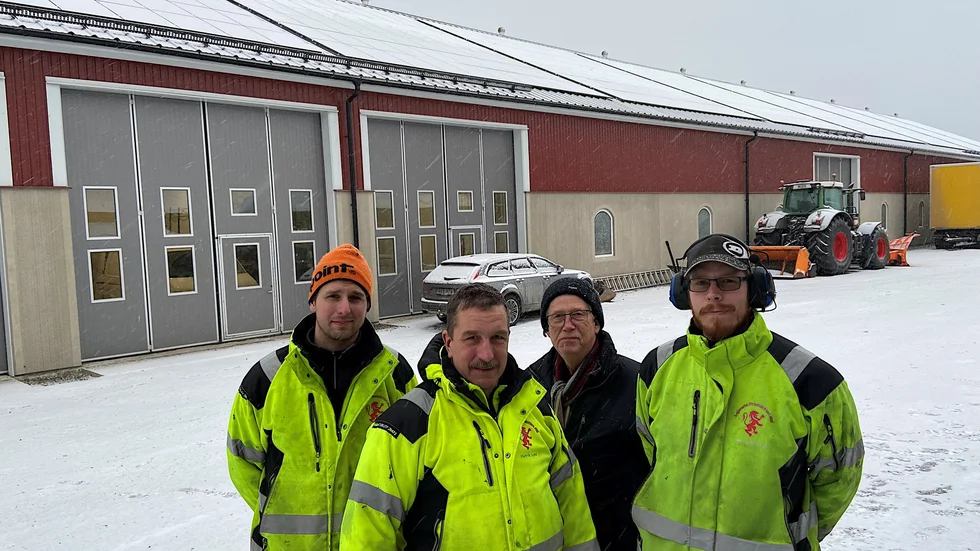 Viktor Leo, Patrik Leo, Charlie Appelgren och Jerry Beccau framför maskinhallen vars tak täckts av 644 solcellsplattor.