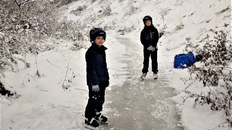Rasmus och Jakob Strömgren, 7 och 9 år, åker skridskor på Librobäcken där familjen skottat upp en bana.