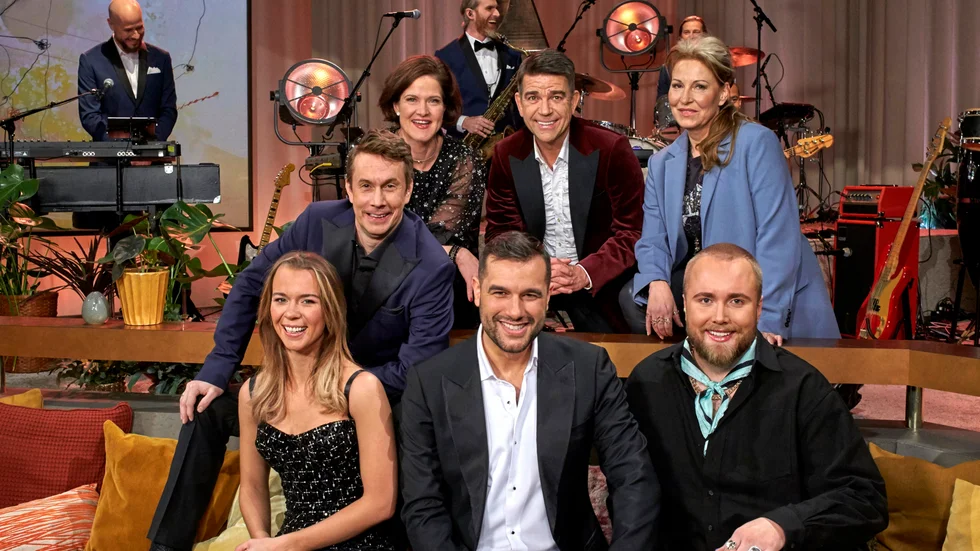 I "Årets quiz" tävlar Margaux Dietz, Ola Forssmed, Anna Kinberg Batra, Patrick Ekwall, Anna Mannheimer, Edvin Törnblom i nutidskunskap. Programmet leds av Edward af Sillén. Pressbild.