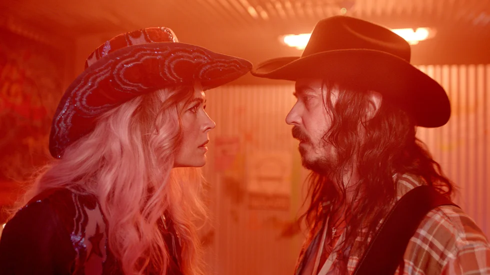 Josefin Bornebusch och Jonas Karlsson skriver, regisserar och gör huvudrollerna i countryserien "Harmonica" som får premiär den 20 februari. Pressbild.
