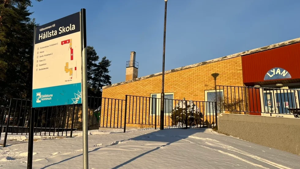 En mamma är kritisk till att hennes dotter fick fortsätta gå i skolan i väntan på provsvar. Dottern visade sig vara smittad trots att hon inte hade några symptom.