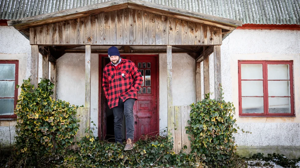 David Ruthström vid huset på mormors barndomsgård, som snart ska bli hans egen. "I framtiden tror jag att jag kommer att vara engagerad i skolfrågan. Och jag tror att vi kommer att vara många fler som bor på Fårö då." Men finns det någon bro då? "Nej, definitivit inte så snart."