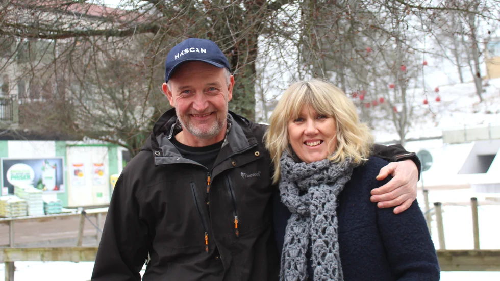 Mats och Britt-Marie Svensson, Karlshult: "Det märks att politikerna försöker satsa på landsbygden. Vi är väldigt glada för beskedet om vårdcentralen. Men de behöver satsa mer på vägar och infrastruktur. Särskilt väg 35, den är livsfarlig", säger Mats. "Det är viktigt att de inte dra ner resurserna till skolan", säger Britt-Marie som jobbar i skolan och därmed tydligt märker de politiska besluten.