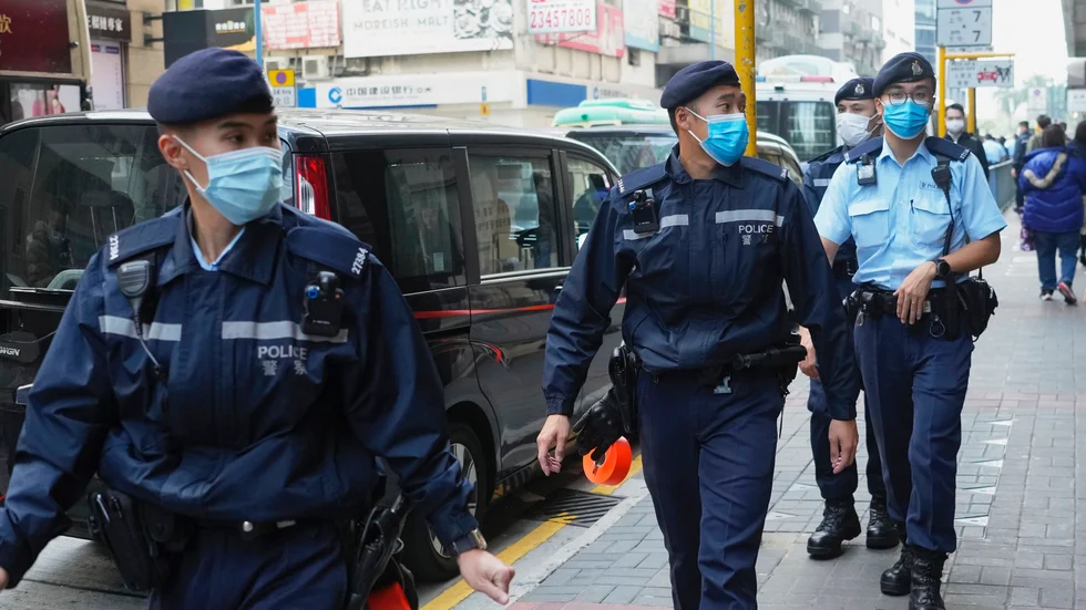 Poliser utanför Stand News huvudkontor i Hongkong på onsdagen.