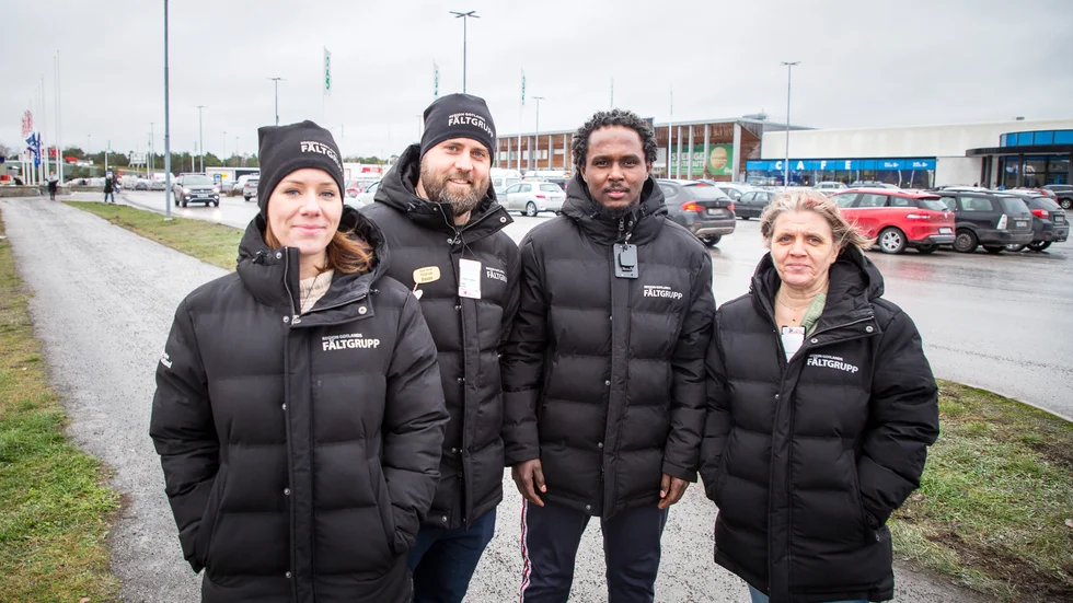 Den nya fasta fältgruppen vid Region Gotland består av fyra fritidsledare som varje fredag och lördag är ute och träffar ungdomar och håller ett vakande öga. Michelle Elm, Daniel Eklund, Mahad Aweys Ali och Laila Karlsson är de fyra som ungdomarna möter.