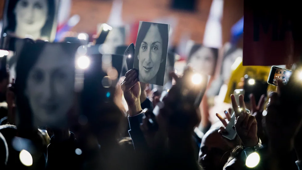 Demonstranter på Malta 2017 håller upp bilder på den mördade kriminaljournalisten Daphne Caruana Galizia.
