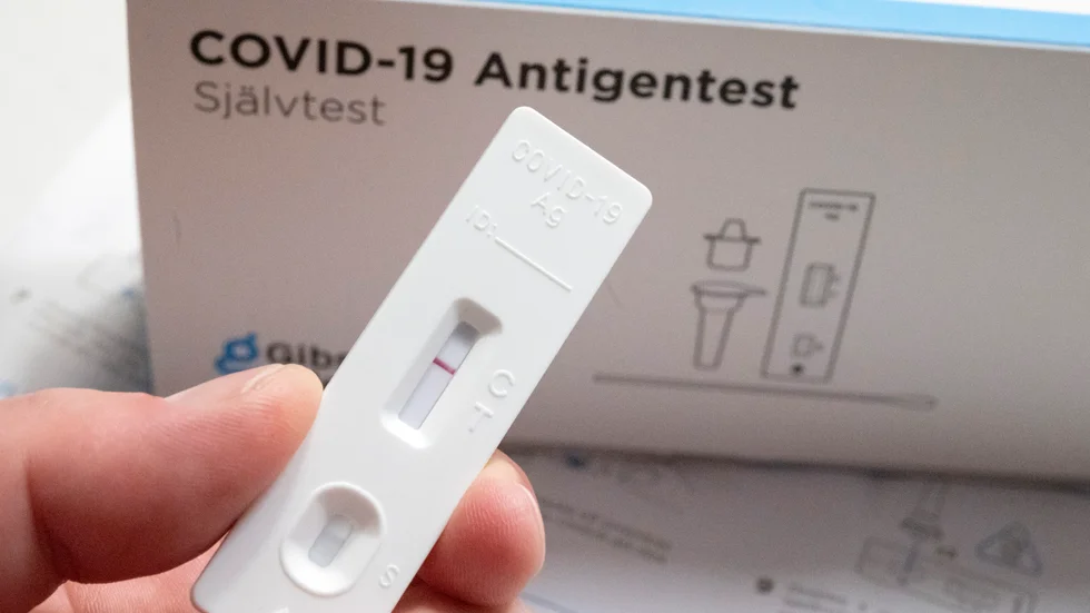 Ett snabbtest för självprovtagning som visar negativt. Men enligt Folkhälsomyndighetens riktlinjer kan man inte säkert utesluta covid-19 med den här sortens test. Arkivbild.