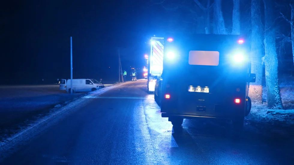 En person har förts till sjukhus efter en trafikolycka involverande två personbilar öster om Uppsala.