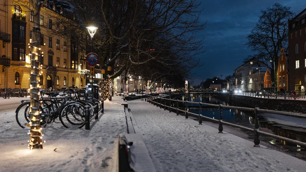 Snön föll i Uppsala under måndagen och ökade julkänslan på stan.
