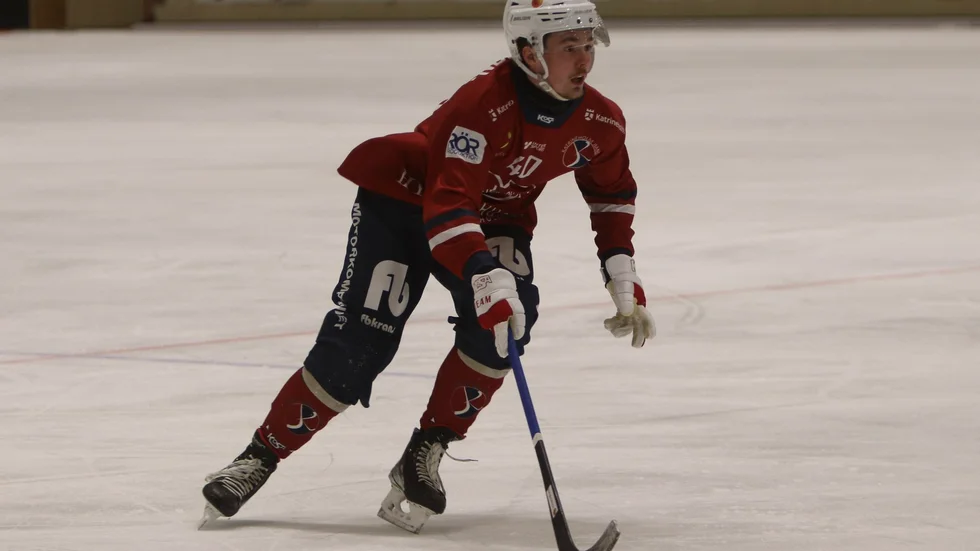 Inför lördagens viktiga bortamatch mot Falu BS Bandy, kom KVBS med ett glädjebesked att anfallaren Gustav Mattsson förlänger med klubben. 