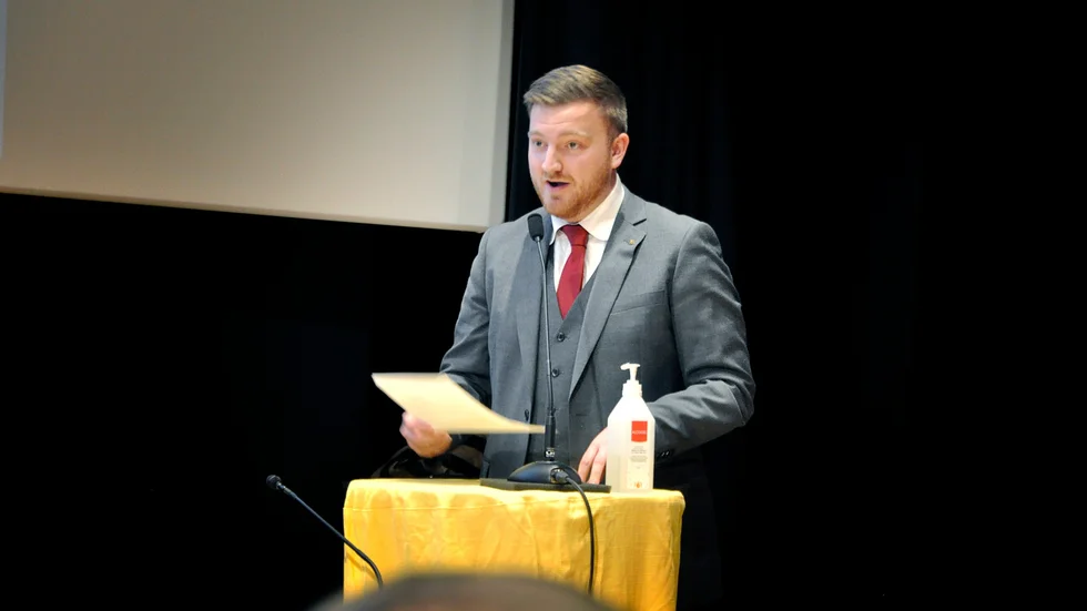 Fabian Sjöberg (M) håller ett anförande i kommunfullmäktige i Östhammar.