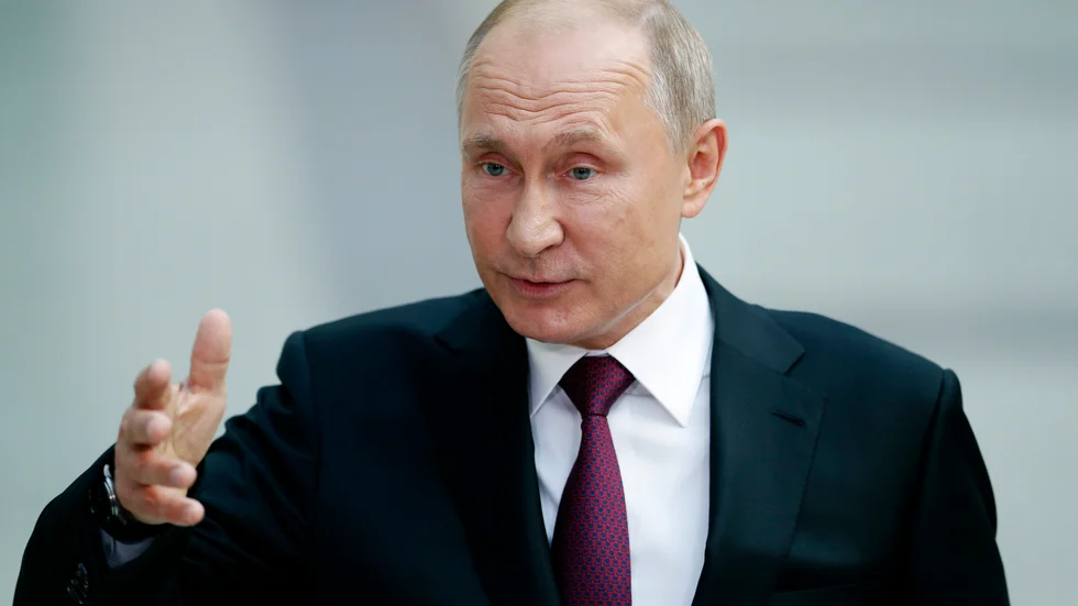 Putin är lika farlig som Hitler var, skriver signaturen "Orolig".