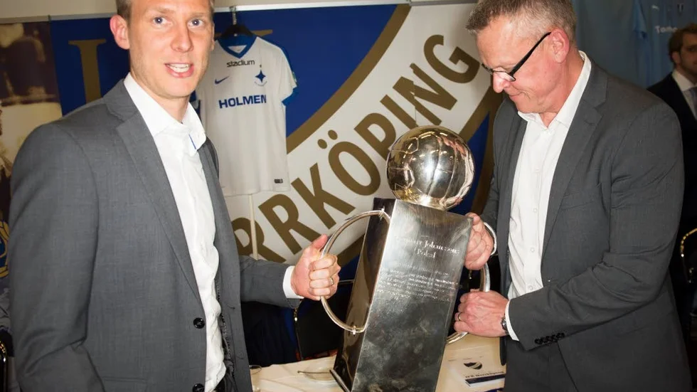 Mästarduon. Andreas Johansson och Janne Andersson var jagade av många journalister på upptaktsträffen - där Janne inte känner sig helt hemma.