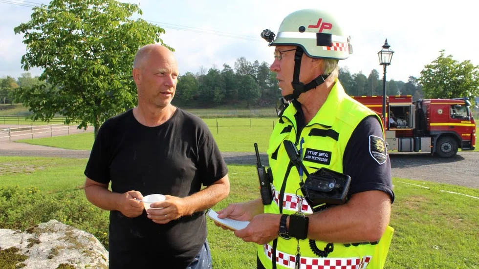 Magnus Gustafsson i samtal med Jan Pettersson, yttre befäl på räddningstjänsten.