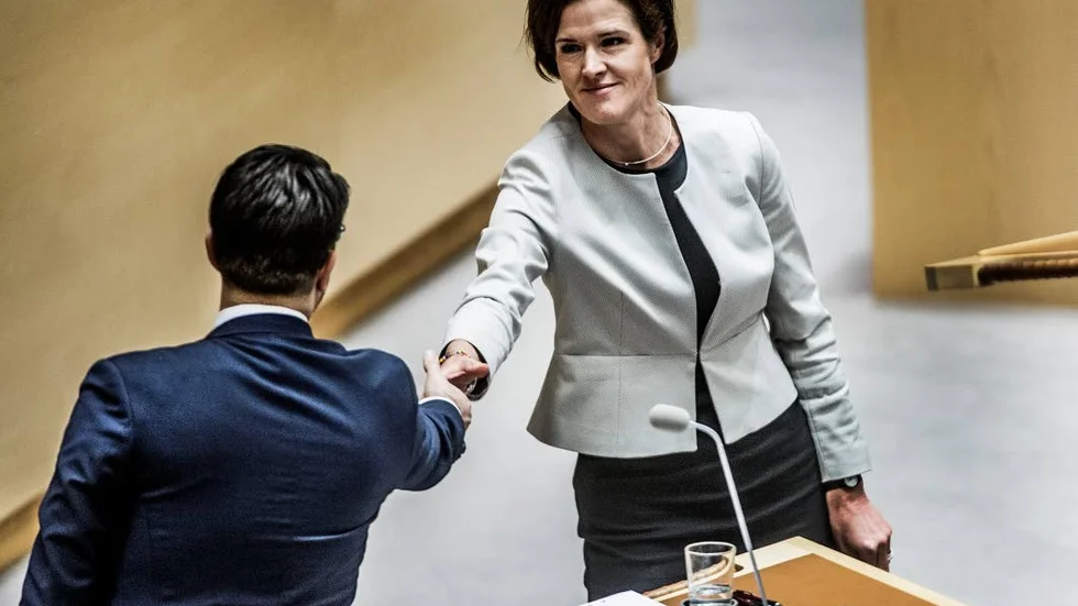 Förhållanden på marken. Stefan Löfven har alla anledningar i världen att hålla bra koll på vad Anna Kinberg Batra och Jimmie Åkesson har för sig på sina kanter.
