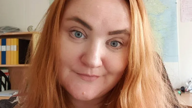 Sara Mühling, sakkunnig rådgivare hos Länsstyrelsen i Östergötlands nationella kompetensteam, tipsar om att det finns bra kontaktnummer på sajten hedersfortryck.se för den som undrar hur man ska göra när man misstänker hedersvåld eller själv är utsatt.