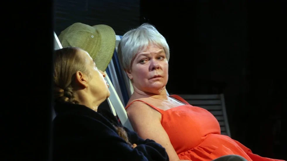 Vid Gardasjön. Kyri Sjöman och Liselott Lindeborg spelar kvinnor som möts och blickar tillbaka på sina liv.
