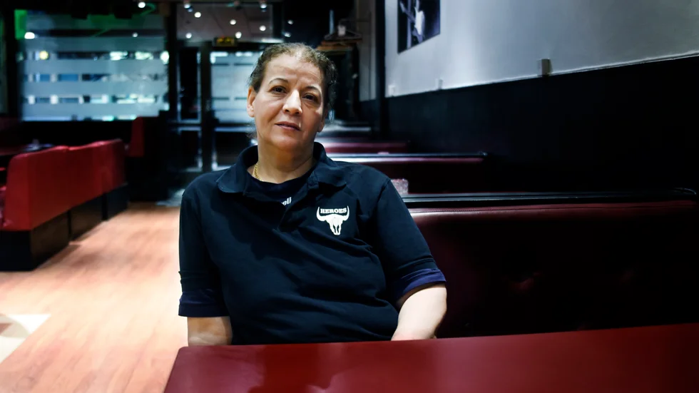 Nadja Ouertani tvingas stänga ner Heroes rockbar när restriktionerna inte tillåter öppet efter 23.00 på kvällarna. "Jag vet inte om det finns någon lösning på det här. Det är tungt – väldigt tungt", säger hon.