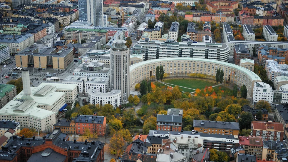 Fatbursparken med den bågliknande byggnaden Bofills båge i Stockholm. Arkivbild.