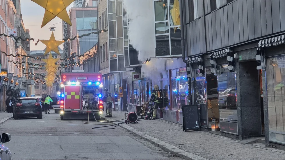 Vid en brand i ett solarium på lördagseftermiddagen spred sig rök till flera närliggande butiker och en förskola.