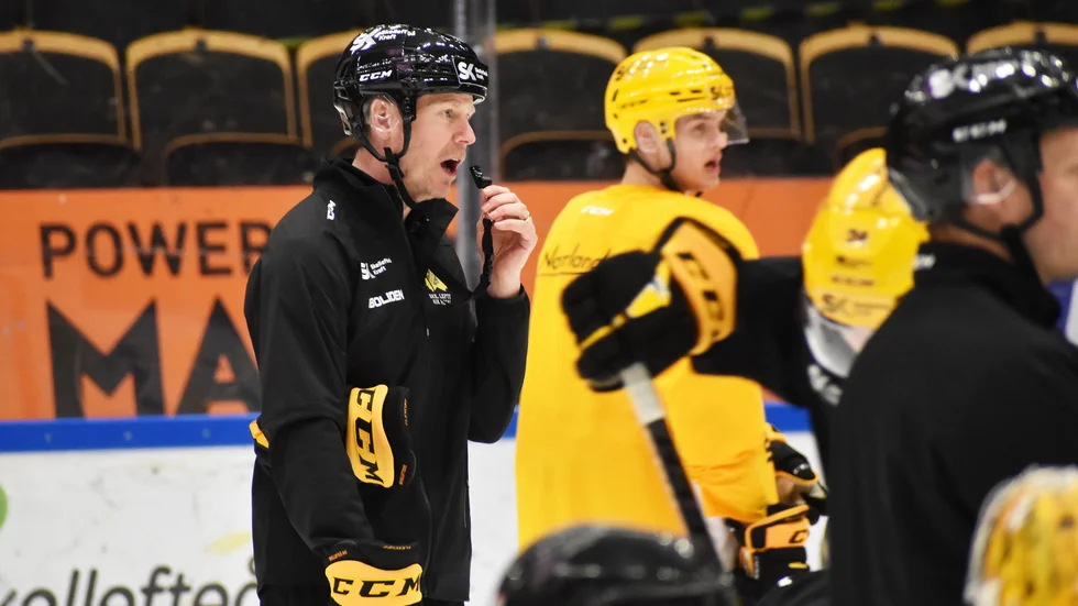 AIK-tränaren Robert Ohlsson var på is, men har en lång frånvarolista just nu.