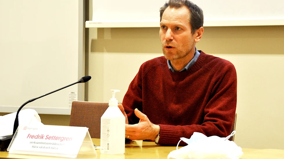 Fredrik Settergren, chef för provtagningsenheten, säger att labben har svårt att hinna med att analysera pcr-proverna.