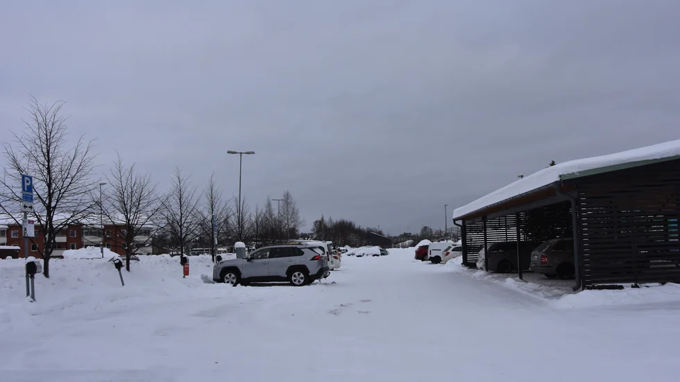 Avgiftsbelagd långtidsparkering med eller utan tak för pendlare vid Bodens järnvägsstation.