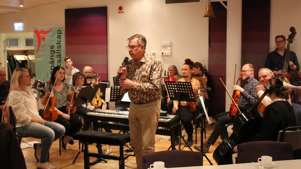 Ledaren Thord Eriksson framför Finspångs Musiksällskap, som har 75-årsjubileum i år.