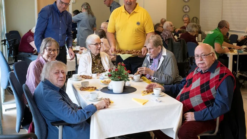 Inga-Britt Eriksson, till vänster, hade besök av sonen Göran och sonhustrun Rigmor. Jan Schmidt och Willy Wiklander från Lions serverar även Haldis Elf och Noomi Dahlberg kaffe.