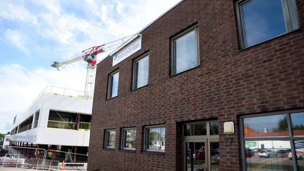 Centrumkyrkan kommer efter tillbyggnaden att bli ett naturligt inslag bredvid nya Vårdcentrum.