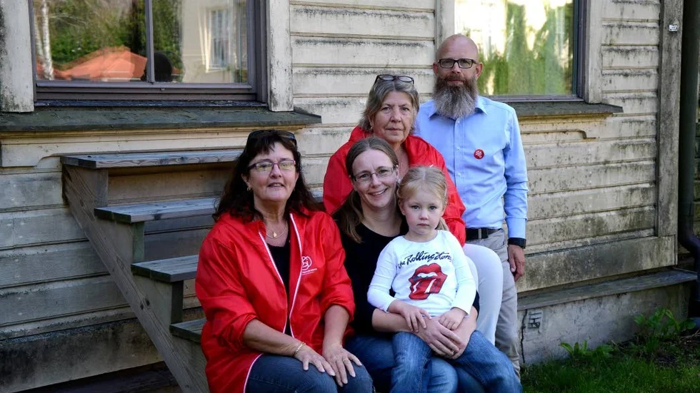 Socialdemokrater i Söderköping. Pia Dingsten, Malin Bager Hermansson (med Miranda Bager i knät), Tuula Ravander och Anders Bevemyr på baksidan av Brunnslasarettet.