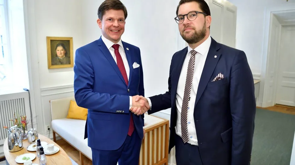 Ett handslag av det mer rituella slaget mellan talman Andreas Norlén och Jimmie Åkesson från SD.