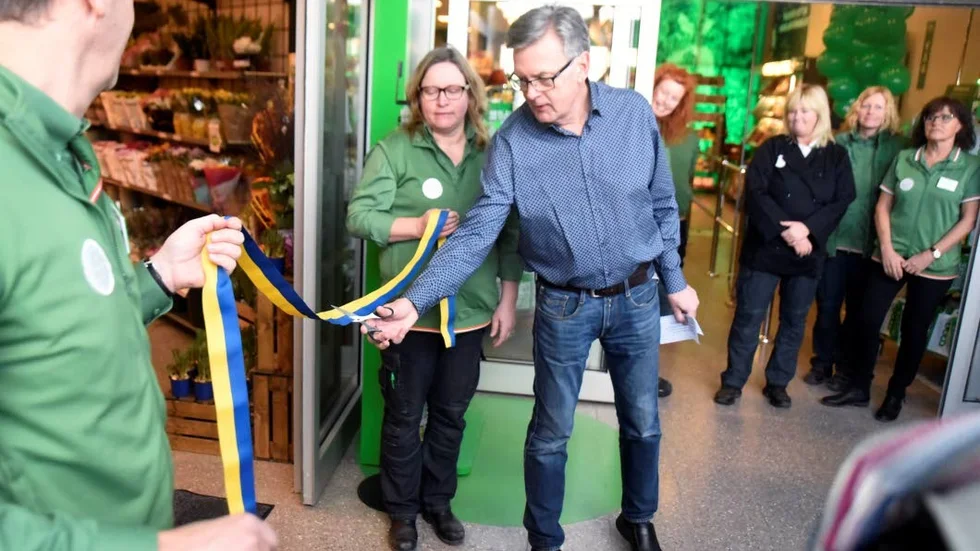 Bandklippning. Coop Finspångs styrelseordförande Jan Schmidt höll tal och klippte invigningsbandet när Coop Bergslagshallen nyinvigdes.