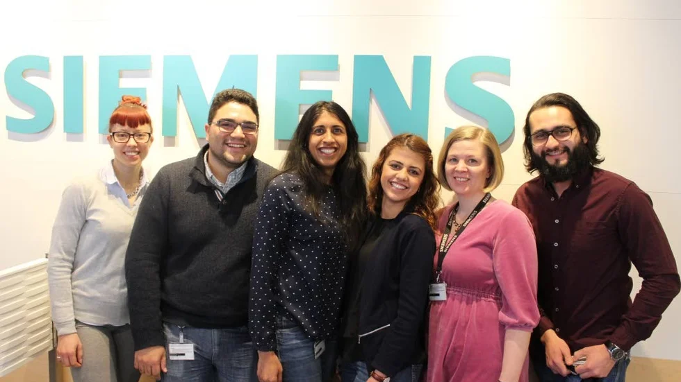 Utrikesfödda. Siemens i Finspång har 2 600 anställda, som är från 75 olika länder. Här ses från vänster Elena Samokhina, Ryssland, Pedro Camacho Urena, Dominikanska Republiken, Geetanjali Gujadhur, Mauritius, Dalia Sabri Slewa, Irak, chefen Erica Conradson och Miguel Marquez Espinola, El Salvador.