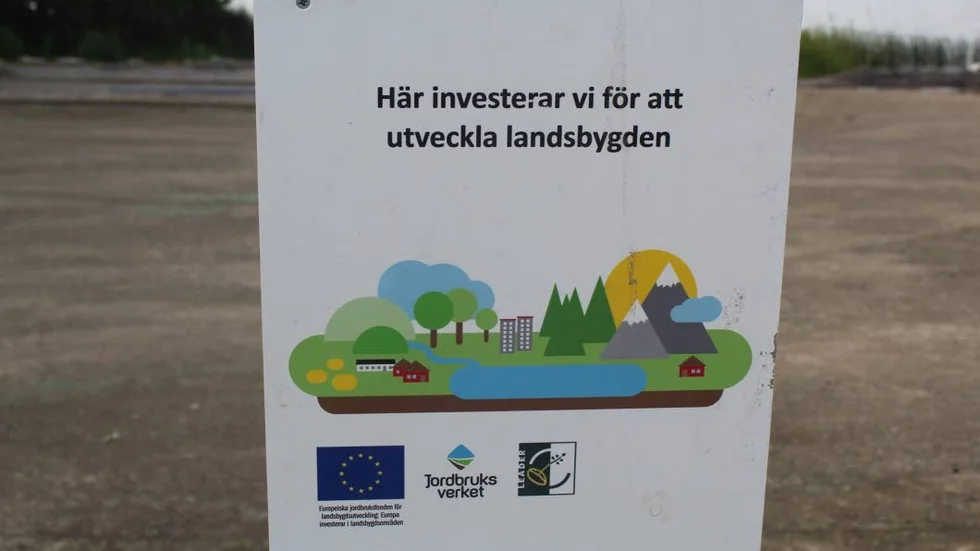 Informationsskylt på området där Simonstorps nya park anläggs.