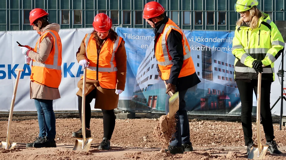 Här tas det första spadtagen, som symboliserar slutet på stora förberedelser och början på regionens nya miljardsatsning. Arbetet kommer prägla Västerviks centrum under flera år framöver.