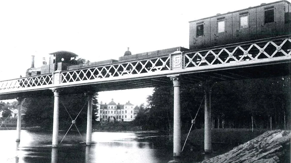 Sista färden. Ekmans vagn på bron i Finspång, körd från ett skjul i Lotorp på väg mot Järnvägsmuséet. Året är cirka 1935.