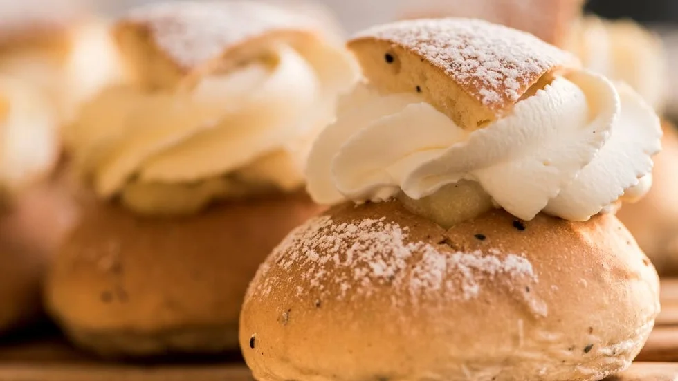 Semlan på fettisdagen äter man för att förbereda sig inför den 40 dagar långa fastan fram till påsk enligt kristen tradition.
