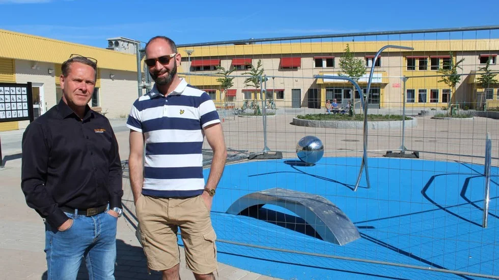 Nu är det dags att inviga Idrottstorget, ett helt nytt torg i Klockaretorpets centrum, med ute gym och offentlig konst. Lars Axelsson från Hyresbostäder och Viktor Månsson från kultur och fritid, kollar in nytillskottet.
