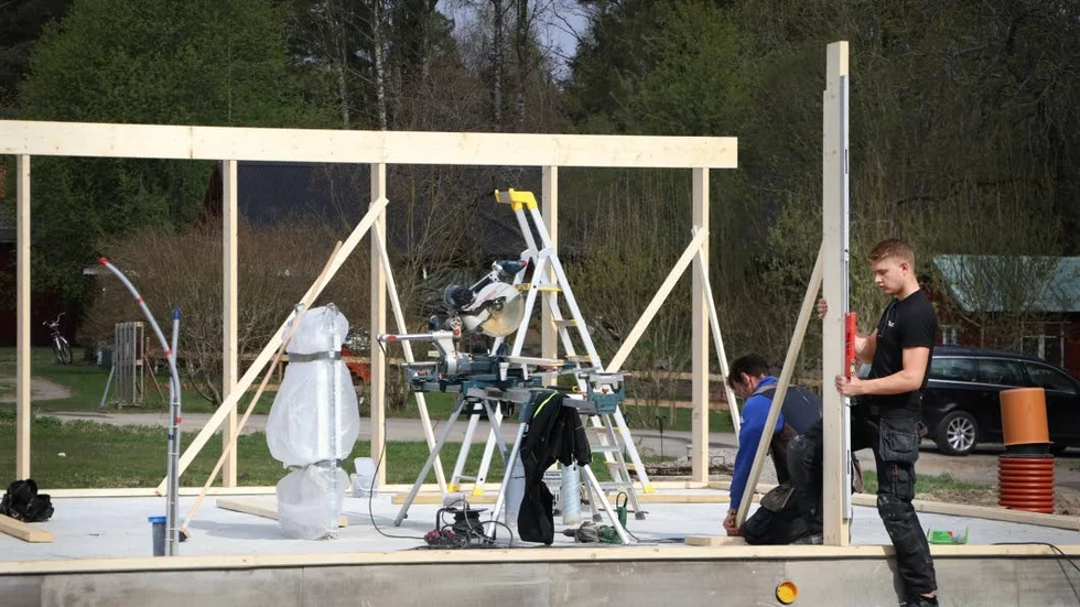 Arbete med att bygga det nya huset är i gång. Familjen Gustafson gav tilll slut upp hoppet om att få bo i ett hus som liknar det gamla.