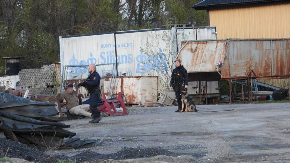Både hundar och personal ska fortbildas under övningen.